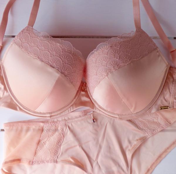 Lingerie Review  Wonderbra One & Only Chic Lace – Honestly, Becky!